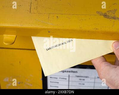 Landtagswahl 2024 auf einem Umschlag. Den Umschlag mit dem Stimmzettel in einen Briefkasten in Deutschland schicken. Eine Stimmabgabe abgeben. Stockfoto