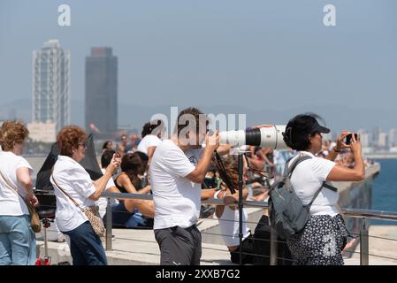 Turin, Turin, Italien. August 2024. Fans, die die Vorregatten vom Hafen Port Vell in Barcelona ansehen (Foto: © Matteo SECCI/ZUMA Press Wire), NUR REDAKTIONELLE VERWENDUNG! Nicht für kommerzielle ZWECKE! Stockfoto