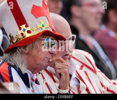 Emirates Old Trafford, Manchester, Großbritannien. August 2024. 1. Rothesay Cricket Test Match, Tag drei, England gegen Sri Lanka; England Fans sehen das Spiel Credit: Action Plus Sports/Alamy Live News Stockfoto