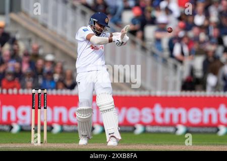 Emirates Old Trafford, Manchester, Großbritannien. August 2024. 1. Rothesay Cricket Test Match, Tag drei, England gegen Sri Lanka; Dinesh Chandimal aus Sri Lanka zieht den Ball für 4 Runs Credit: Action Plus Sports/Alamy Live News Stockfoto