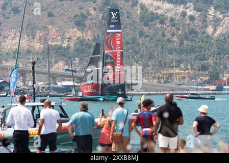 Turin, Turin, Italien. August 2024. Fans, die das Emirates Team New Zealand am Hafen von Barcelona beobachten (Foto: © Matteo SECCI/ZUMA Press Wire), NUR REDAKTIONELLE VERWENDUNG! Nicht für kommerzielle ZWECKE! Stockfoto