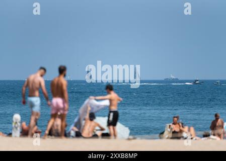 Turin, Turin, Italien. August 2024. Fans, die sich die Vorregatten vom Strand Barceloneta ansehen (Foto: © Matteo SECCI/ZUMA Press Wire), NUR REDAKTIONELLE VERWENDUNG! Nicht für kommerzielle ZWECKE! Stockfoto