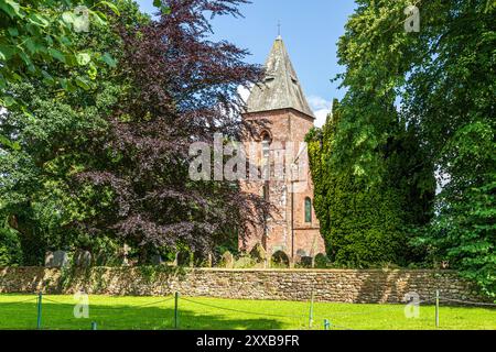 Die viktorianische Kirche St. Mary (eröffnet 1870) wurde aus dem lokalen Old Red Sandstone im Dorf Walton, Cumbria, England, gebaut Stockfoto