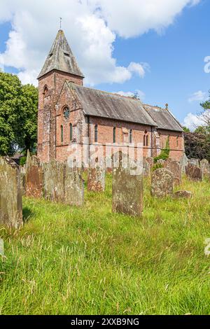 Die viktorianische Kirche St. Mary (eröffnet 1870) wurde aus dem lokalen Old Red Sandstone im Dorf Walton, Cumbria, England, gebaut Stockfoto