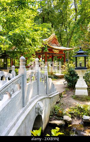 Chinesischer Pavillon, Steinbrücke und Laterne im Chinesischen Garten im Königlichen Badepark (Park Lazienkowski), Warschau, Polen Stockfoto