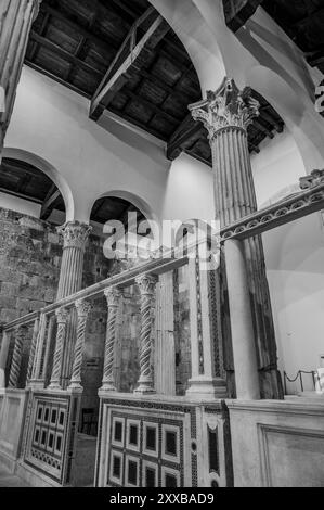 Die Kirche San Pietro in Albe steht auf dem Hügel San Pietro, einem der drei Hügel um Alba Fucens, die römische Stadt, die 304 v. Chr. in at gegründet wurde Stockfoto