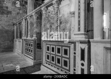 Die Kirche San Pietro in Albe steht auf dem Hügel San Pietro, einem der drei Hügel um Alba Fucens, die römische Stadt, die 304 v. Chr. in at gegründet wurde Stockfoto