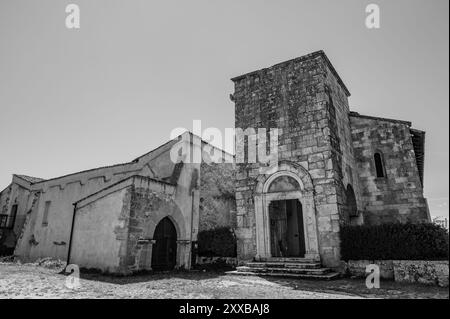 Die Kirche San Pietro in Albe steht auf dem Hügel San Pietro, einem der drei Hügel um Alba Fucens, die römische Stadt, die 304 v. Chr. in at gegründet wurde Stockfoto
