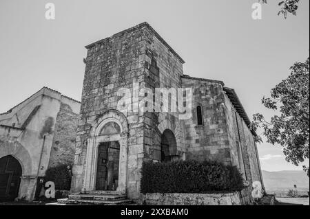 Die Kirche San Pietro in Albe steht auf dem Hügel San Pietro, einem der drei Hügel um Alba Fucens, die römische Stadt, die 304 v. Chr. in at gegründet wurde Stockfoto