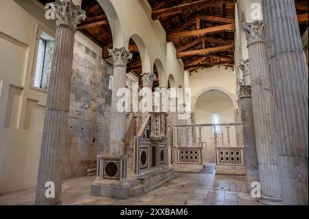 Die Kirche San Pietro in Albe steht auf dem Hügel San Pietro, einem der drei Hügel um Alba Fucens, die römische Stadt, die 304 v. Chr. in at gegründet wurde Stockfoto