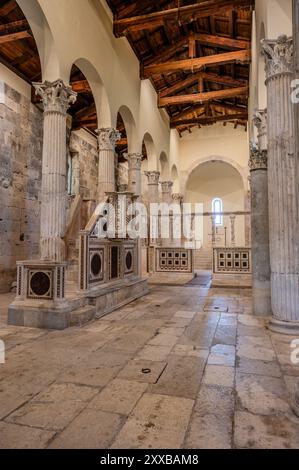 Die Kirche San Pietro in Albe steht auf dem Hügel San Pietro, einem der drei Hügel um Alba Fucens, die römische Stadt, die 304 v. Chr. in at gegründet wurde Stockfoto