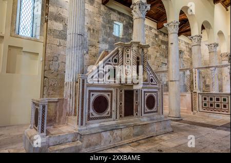 Die Kirche San Pietro in Albe steht auf dem Hügel San Pietro, einem der drei Hügel um Alba Fucens, die römische Stadt, die 304 v. Chr. in at gegründet wurde Stockfoto