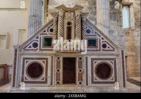 Die Kirche San Pietro in Albe steht auf dem Hügel San Pietro, einem der drei Hügel um Alba Fucens, die römische Stadt, die 304 v. Chr. in at gegründet wurde Stockfoto