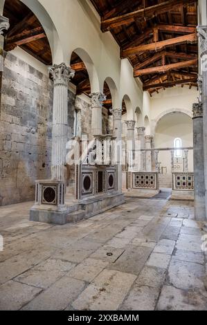 Die Kirche San Pietro in Albe steht auf dem Hügel San Pietro, einem der drei Hügel um Alba Fucens, die römische Stadt, die 304 v. Chr. in at gegründet wurde Stockfoto