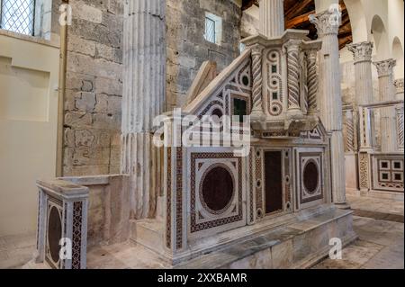 Die Kirche San Pietro in Albe steht auf dem Hügel San Pietro, einem der drei Hügel um Alba Fucens, die römische Stadt, die 304 v. Chr. in at gegründet wurde Stockfoto