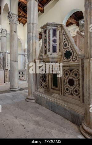 Die Kirche San Pietro in Albe steht auf dem Hügel San Pietro, einem der drei Hügel um Alba Fucens, die römische Stadt, die 304 v. Chr. in at gegründet wurde Stockfoto