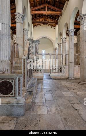 Die Kirche San Pietro in Albe steht auf dem Hügel San Pietro, einem der drei Hügel um Alba Fucens, die römische Stadt, die 304 v. Chr. in at gegründet wurde Stockfoto