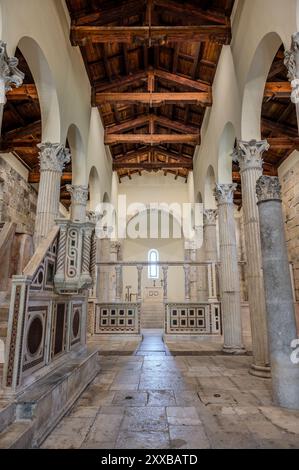 Die Kirche San Pietro in Albe steht auf dem Hügel San Pietro, einem der drei Hügel um Alba Fucens, die römische Stadt, die 304 v. Chr. in at gegründet wurde Stockfoto