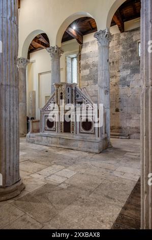 Die Kirche San Pietro in Albe steht auf dem Hügel San Pietro, einem der drei Hügel um Alba Fucens, die römische Stadt, die 304 v. Chr. in at gegründet wurde Stockfoto