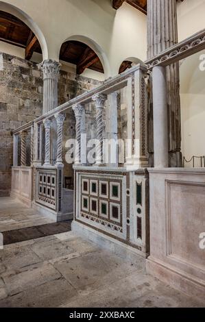 Die Kirche San Pietro in Albe steht auf dem Hügel San Pietro, einem der drei Hügel um Alba Fucens, die römische Stadt, die 304 v. Chr. in at gegründet wurde Stockfoto