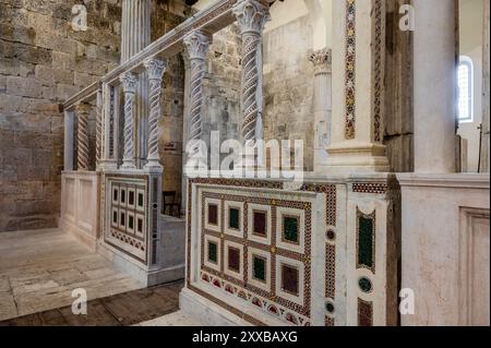 Die Kirche San Pietro in Albe steht auf dem Hügel San Pietro, einem der drei Hügel um Alba Fucens, die römische Stadt, die 304 v. Chr. in at gegründet wurde Stockfoto