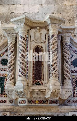 Die Kirche San Pietro in Albe steht auf dem Hügel San Pietro, einem der drei Hügel um Alba Fucens, die römische Stadt, die 304 v. Chr. in at gegründet wurde Stockfoto