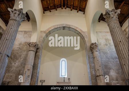 Die Kirche San Pietro in Albe steht auf dem Hügel San Pietro, einem der drei Hügel um Alba Fucens, die römische Stadt, die 304 v. Chr. in at gegründet wurde Stockfoto