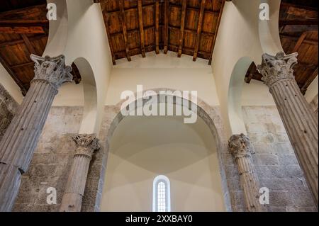 Die Kirche San Pietro in Albe steht auf dem Hügel San Pietro, einem der drei Hügel um Alba Fucens, die römische Stadt, die 304 v. Chr. in at gegründet wurde Stockfoto