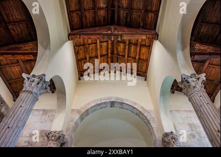 Die Kirche San Pietro in Albe steht auf dem Hügel San Pietro, einem der drei Hügel um Alba Fucens, die römische Stadt, die 304 v. Chr. in at gegründet wurde Stockfoto