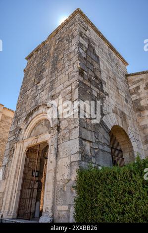 Die Kirche San Pietro in Albe steht auf dem Hügel San Pietro, einem der drei Hügel um Alba Fucens, die römische Stadt, die 304 v. Chr. in at gegründet wurde Stockfoto