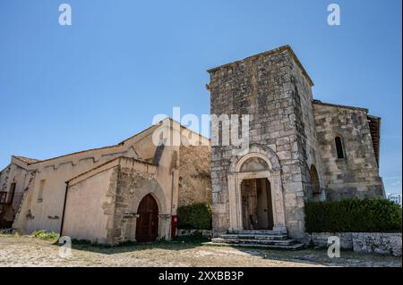 Die Kirche San Pietro in Albe steht auf dem Hügel San Pietro, einem der drei Hügel um Alba Fucens, die römische Stadt, die 304 v. Chr. in at gegründet wurde Stockfoto