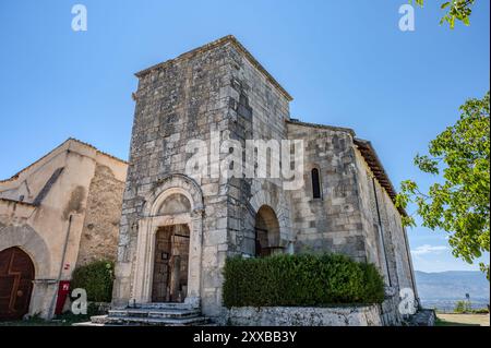 Die Kirche San Pietro in Albe steht auf dem Hügel San Pietro, einem der drei Hügel um Alba Fucens, die römische Stadt, die 304 v. Chr. in at gegründet wurde Stockfoto