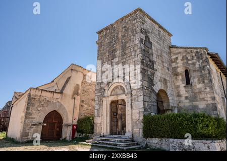 Die Kirche San Pietro in Albe steht auf dem Hügel San Pietro, einem der drei Hügel um Alba Fucens, die römische Stadt, die 304 v. Chr. in at gegründet wurde Stockfoto
