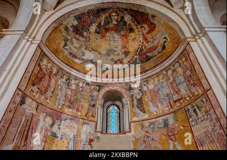 Die Kirche Santa Maria di Ronzano steht auf einem Hügel im Mavone-Tal. Das Gebäude gehörte zum Klosterkomplex des Benediktinerordens Stockfoto