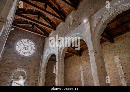 Die Kirche Santa Maria di Ronzano steht auf einem Hügel im Mavone-Tal. Das Gebäude gehörte zum Klosterkomplex des Benediktinerordens Stockfoto