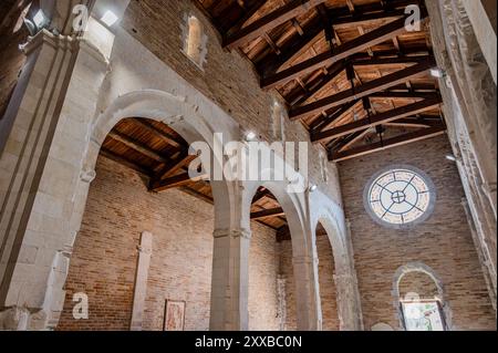 Die Kirche Santa Maria di Ronzano steht auf einem Hügel im Mavone-Tal. Das Gebäude gehörte zum Klosterkomplex des Benediktinerordens Stockfoto