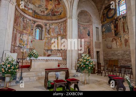 Die Kirche Santa Maria di Ronzano steht auf einem Hügel im Mavone-Tal. Das Gebäude gehörte zum Klosterkomplex des Benediktinerordens Stockfoto