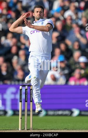 Manchester, Großbritannien. August 2024. Mark Wood of England Bowls während des England Men gegen Sri Lanka 1st Rothesay Test Match Day 3 in Old Trafford, Manchester, Vereinigtes Königreich, 23. August 2024 (Foto: Craig Thomas/News Images) in Manchester, Vereinigtes Königreich am 23. August 2024. (Foto: Craig Thomas/News Images/SIPA USA) Credit: SIPA USA/Alamy Live News Stockfoto