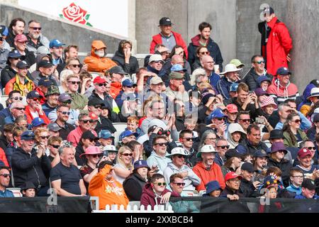 Manchester, Großbritannien. August 2024. Die Zuschauer begrüßen die Action beim Spiel der Rothesay International Test Match Series zwischen England und Sri Lanka im Emirates Old Trafford, Manchester, England am 23. August 2024. Foto von Stuart Leggett. Nur redaktionelle Verwendung, Lizenz für kommerzielle Nutzung erforderlich. Keine Verwendung bei Wetten, Spielen oder Publikationen eines einzelnen Clubs/einer Liga/eines Spielers. Quelle: UK Sports Pics Ltd/Alamy Live News Stockfoto