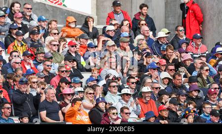 Manchester, Großbritannien. August 2024. Die Zuschauer begrüßen die Action beim Spiel der Rothesay International Test Match Series zwischen England und Sri Lanka im Emirates Old Trafford, Manchester, England am 23. August 2024. Foto von Stuart Leggett. Nur redaktionelle Verwendung, Lizenz für kommerzielle Nutzung erforderlich. Keine Verwendung bei Wetten, Spielen oder Publikationen eines einzelnen Clubs/einer Liga/eines Spielers. Quelle: UK Sports Pics Ltd/Alamy Live News Stockfoto