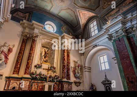 Der Bau der Kirche San Michele Arcangelo geht auf das 14. Jahrhundert zurück. Ende des 14. Jahrhunderts stifteten sie die Grafen von Celano Stockfoto