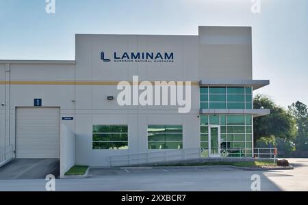 Houston, Texas, USA 08-11-2024: Außenlager des Bürogebäudes von Laminam. Stockfoto