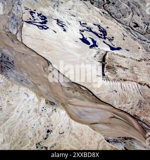 Detail aus einer der enormen Bergeteiche in Fort McMurray in Alberta, Kanada. Die Teiche sind unter der größte Mann, Strukturen in der Welt, die mehr als 175 Quadratkilometern. Sie stellen eine zusätzliche Herausforderung an die Oil Sands Produktion: auch nach Ende der Produktion, kann es bis zu 30 Jahre für den Schlick, die in den Teichen bis zu trocknen. Das kontaminierte Wasser ist giftig für alle Lebewesen. Die Athabasca Oil Sands Kaution gehört zu den größten in der Welt. Die Bitumen, auch allgemein namens tar (tar sands), enthält viele Kohlenwasserstoffe, sondern ist notorisch schwer zu extrahieren. Für jeden Stockfoto