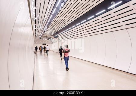 Sydney, Australien, Freitag, 23. August 2024. Victoria Cross Metro Station, die diese Woche im Norden von Sydney als Teil der fahrerlosen Sydney Metro-Linie (Chatswood-Sydenham-Linie) eröffnet wurde. Quelle: Paul Lovelace/Alamy Live News Stockfoto