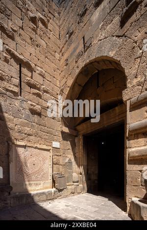 Bogenförmiger Eingang zur Ayyubid-Zitadelle und zum römischen Theater, Bosra, Syrien Stockfoto