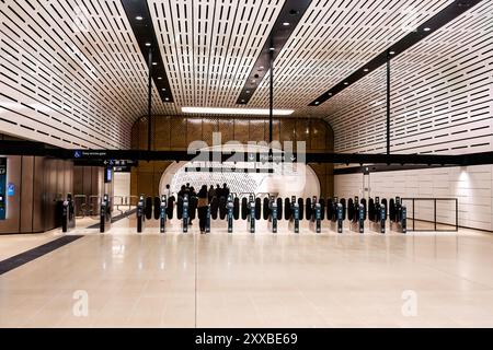 Sydney, Australien, Freitag, 23. August 2024. Victoria Cross Metro Station, die diese Woche im Norden von Sydney als Teil der fahrerlosen Sydney Metro-Linie (Chatswood-Sydenham-Linie) eröffnet wurde. Quelle: Paul Lovelace/Alamy Live News Stockfoto