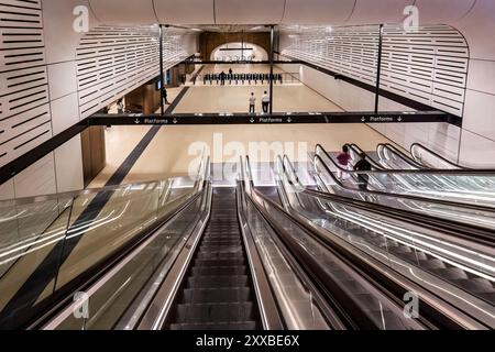 Sydney, Australien, Freitag, 23. August 2024. Victoria Cross Metro Station, die diese Woche im Norden von Sydney als Teil der fahrerlosen Sydney Metro-Linie (Chatswood-Sydenham-Linie) eröffnet wurde. Quelle: Paul Lovelace/Alamy Live News Stockfoto