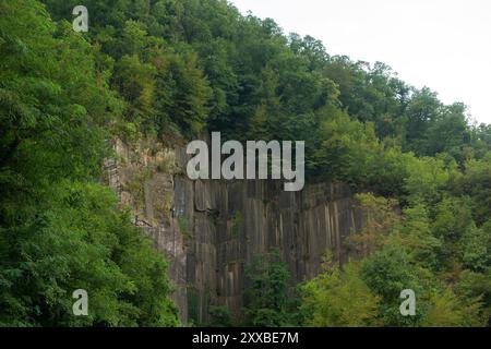 Ein alter verlassener Marmorbruch in den Apuanischen Alpen (Versilia, Toskana), umgeben von Vegetation Stockfoto