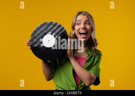 Hübsche Frau mit Schallplatten. Hobby, Musikliebhaber, Sammlung, musikalische Nostalgie Lifestyle. Hochwertige Fotos Stockfoto