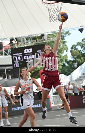 Wien, Österreich. August 2024. WIEN, ÖSTERREICH - 23. AUGUST: Marta Daniela Leimane springt während des Frauen-Pool-Spiels zwischen den Niederlanden und Lettland am Tag 2 des FIBA 3x3 Europacups in der Kaiserwiese am 23. August 2024 in Wien.240823 SEPA 38 006 - 20240823 PD7164 Credit: APA-PictureDesk/Alamy Live News Stockfoto